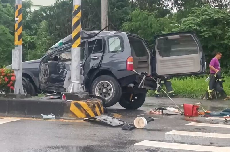 台東市南島大道1處彎道29日發生休旅車失控撞分隔島事故,由於駕駛座位置猛烈撞擊路燈,導致駕駛當場失去生命徵象,救護人員協助脫困後緊急將人送醫搶救。中央社記者盧太城台東攝 112年6月29日