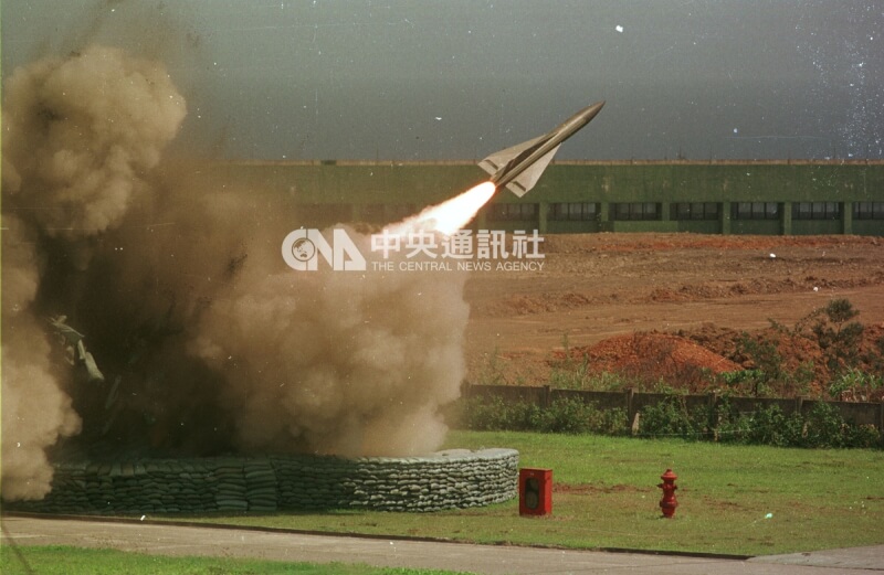 圖為1998年屏東九鵬基地舉行鷹式飛彈演習。（中央社檔案照片）
