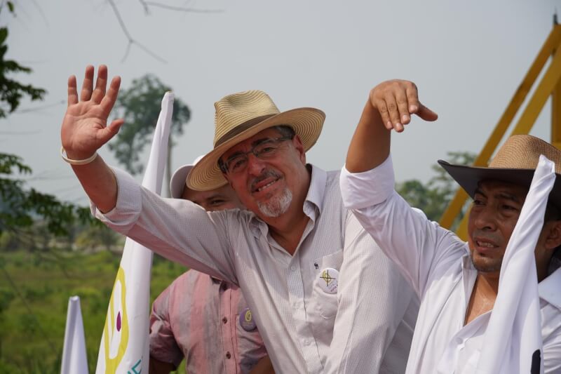 瓜地馬拉總統大選反腐敗候選人阿雷巴洛。（圖取自facebook.com/Dr.BernardoArevalodeLeon）