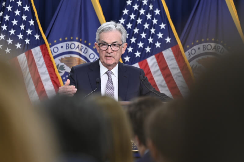 Fed主席鮑爾指出，準備調高利率並將維持利率水準在高點，以壓低高於目標的通貨膨脹，但將「謹慎」地進行。（圖取自facebook.com/federalreserve）
