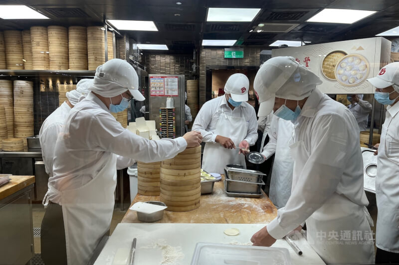 圖為台北市士林區一家餐廳員工忙著準備餐點。（中央社檔案照片）