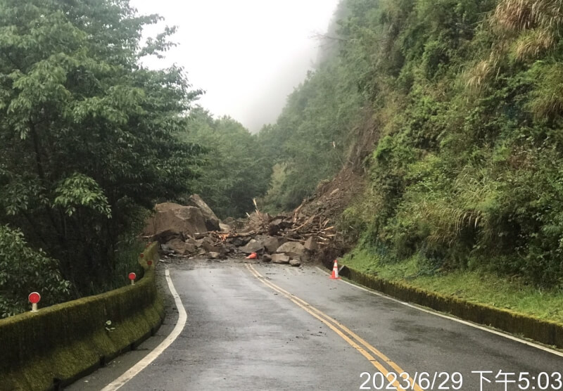 台21線新中橫公路南投塔塔加路段29日下午再度落石坍方，造成雙向交通阻斷，玉山國家公園管理處指出，這次落石更大、更多，排除時間尚未知。（玉山國家公園管理處提供）中央社記者蕭博陽南投縣傳真 112年6月29日