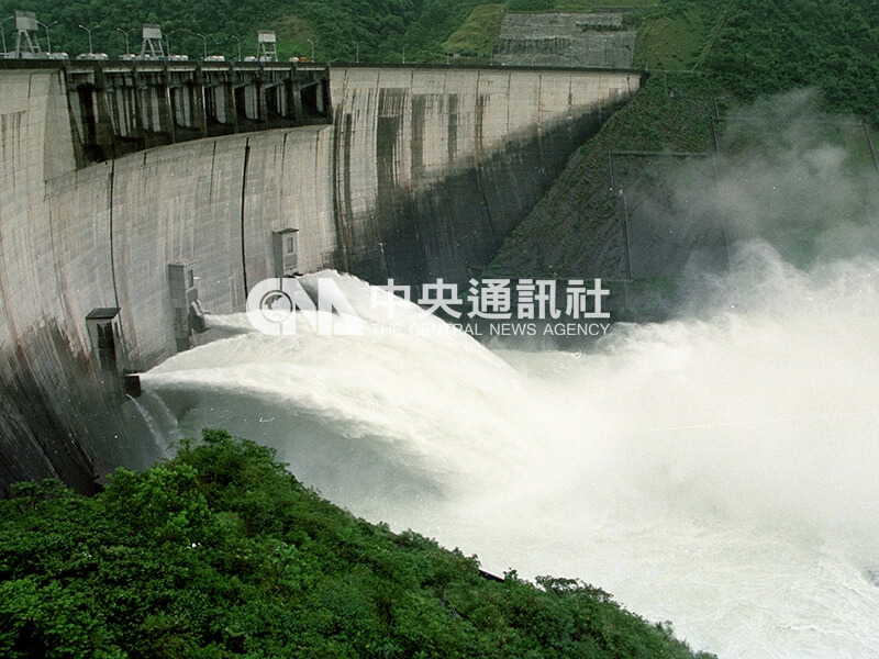 1998年10月5日受到連日豪雨影響，翡翠水庫集水區進水量驟增，水庫水位上升至警戒水位，進行調節性洩洪。（中央社檔案照片）