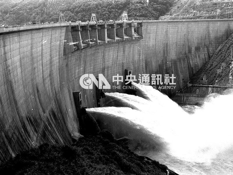 圖為翡翠水庫1987年6月30日開閘放水的壯觀場面。（中央社檔案照片）