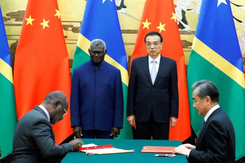 2019年中國與索羅門群島建交，索羅門總理蘇嘉瓦瑞（左2）與時任中國總理李克強（右2）出席建交儀式。（路透社）