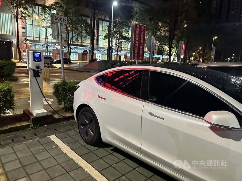 為使電動車輛在電力不足時可即時充電，台中市政府宣布7月1日起實施公有收費路外停車場充電車格陸續納入收費管理，呼籲民眾遵守使用秩序，將充電車格留給真正有需要充電的人，合理、公平使用公共資源。中央社記者趙麗妍攝  112年6月30日