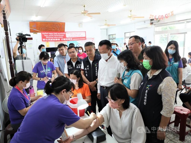 嘉義縣衛生局30日在新港鄉衛生所舉辦新住民結核篩檢活動，許多新住民朋友到場響應抽血篩檢，嘉義縣長翁章梁（中右白襯衫者）也到場了解活動情形。中央社記者蔡智明攝  112年6月30日