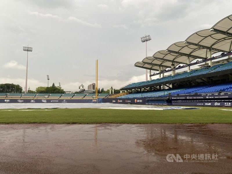 中華職棒原定30日晚間在新莊棒球場進行的賽事，因下午起大雨不斷，最終決定因雨延賽，將於7月3日晚間在原場地補賽。中央社記者楊啟芳攝  112年6月30日