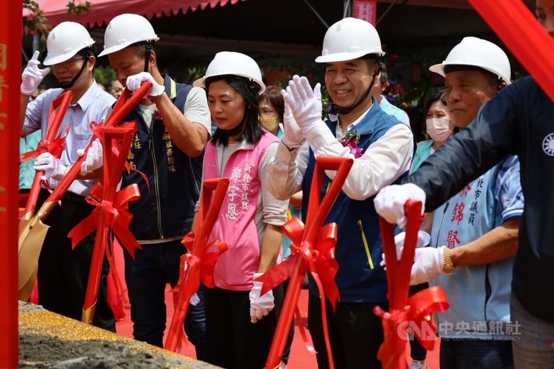 淡水崁頂市民活動中心暨公共化幼兒園新建工程開工動土典禮30日舉行，新北市政府民政局長柯慶忠（右2）等人出席。中央社記者高華謙攝 112年6月30日