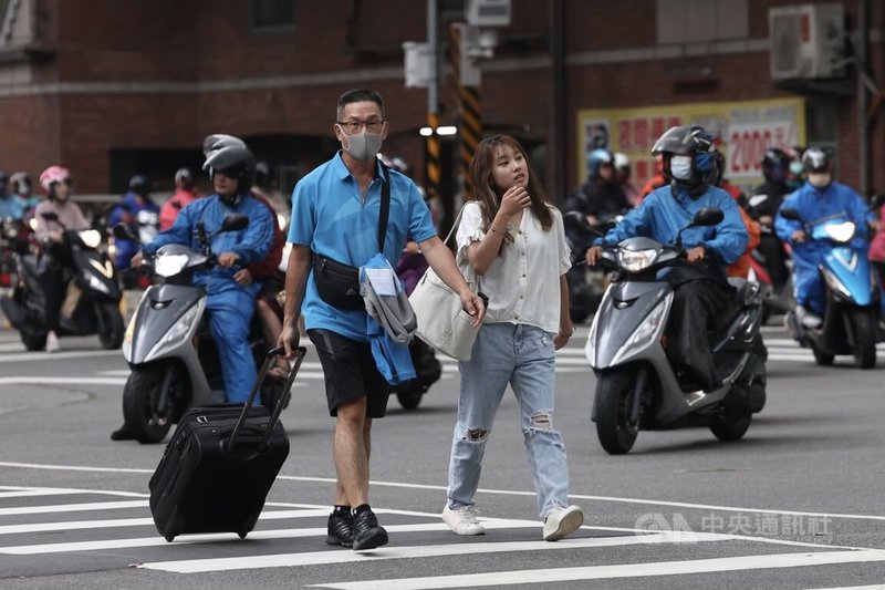 配合道路交通管理處罰條例修正的統一裁罰基準及處理細則30日正式上路，即日起汽機車駕駛人若未停讓行人最重將可處新台幣6000元罰鍰。圖為台北市大同區一處路口機車騎士停等行人過馬路。中央社記者吳家昇攝  112年6月30日