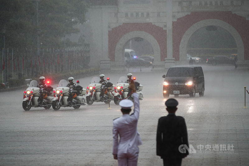 國防部近日赴泰北地區進行「泰緬孤軍」迎靈作業，共移靈948名英靈於30日返台，隨即入祀忠烈祠；迎靈過程大雨、落雷不斷。中央社記者游凱翔攝 112年6月30日