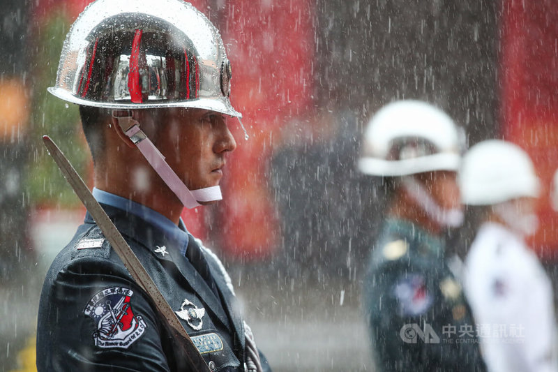 948名「泰緬孤軍」英靈30日入祀忠烈祠，三軍樂儀隊大雨中執行任務。中央社記者游凱翔攝 112年6月30日