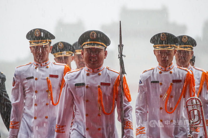 948名「泰緬孤軍」英靈30日入祀忠烈祠，三軍樂儀隊大雨中執行任務，但因考量安全回到室內執行樂儀任務。中央社記者游凱翔攝 112年6月30日