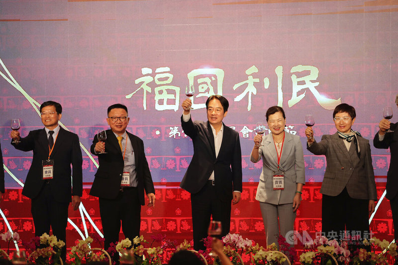副總統賴清德(中)30日晚間在台北國際會議中心出席「慶祝第66屆會計師節聯歡晚會」,和經濟部長王美花(右2)等人一起向與會者舉杯致意。中央社記者王飛華攝 112年6月30日