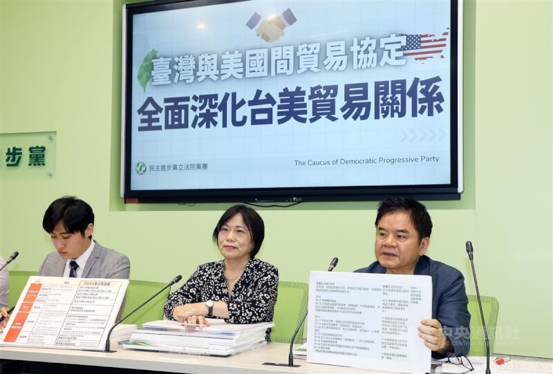 行政院會通過台美21世紀貿易倡議首批協定,國民黨立法院黨團要求列入立法院第2次臨時會議程並審議該項協定。民進黨立法院黨團幹事長劉世芳(中)、書記長莊瑞雄(右)30日舉行記者會表示,可以讓協定盡快上路,減少行政與立法之間的紛擾,黨團樂觀其成。中央社記者郭日曉攝 112年6月30日
