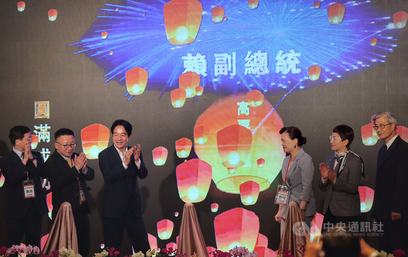 副總統賴清德(左3)30日晚間到台北國際會議中心,出席「慶祝第66屆會計師節聯歡晚會」,會計師公會全國聯合會現場也以天燈圖卡送上祝福。右3為經濟部長王美花。中央社記者王飛華攝 112年6月30日