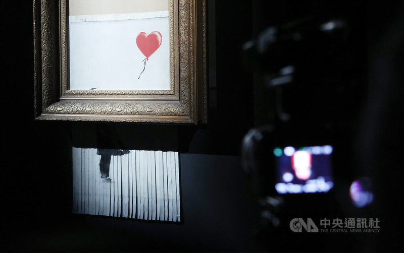 英國塗鴉藝術家班克西（Banksy）代表作「垃圾桶裡的愛」（Love is in the Bin）7月1日起將在台北當代藝術館展出。中央社記者張新偉攝  112年6月30日