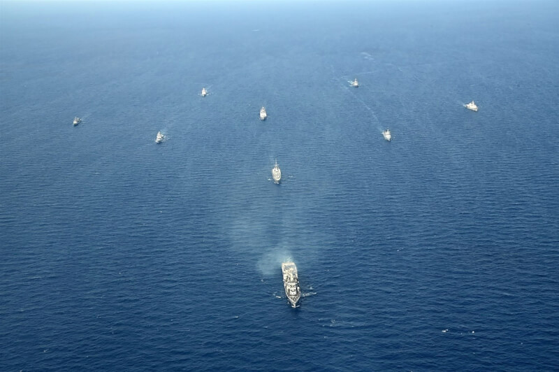 印度29日與菲律賓發布聲明，要求中國遵守2016年就南海爭議國際仲裁結果。圖為5月7日、8日在南海舉行的首屆「東協－印度海上演習」。（印度海軍提供）