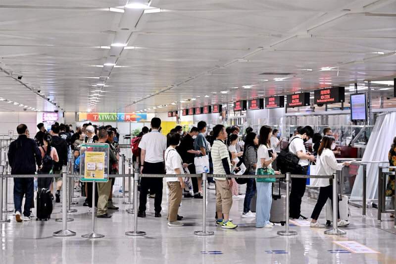 外交部30日表示，8月1日起，延長試辦泰國、汶萊及菲律賓國民來台免簽證措施1年。圖為桃園機場入境查驗區排隊人潮。（中央社檔案照片）