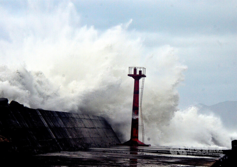 圖為台東大武漁港5月29日受颱風瑪娃外圍環流影響，海浪打上堤防。（中央社檔案照片）