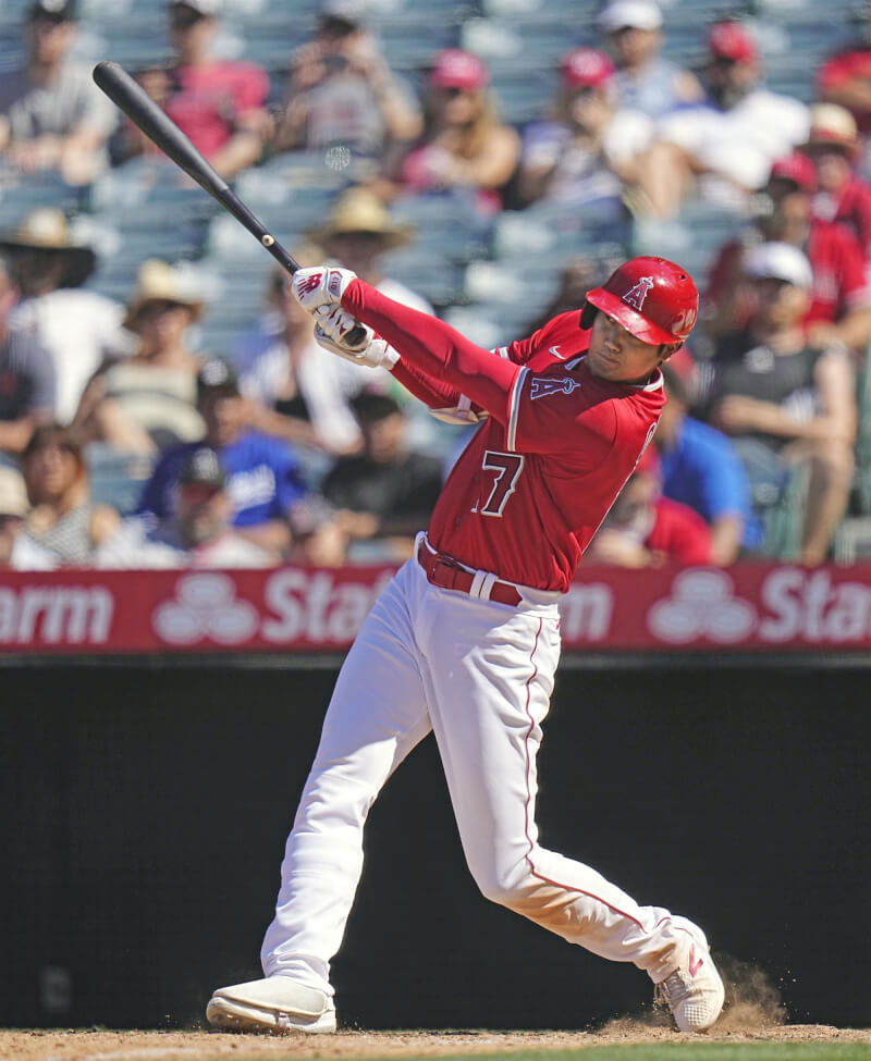 MLB洛杉磯天使球星大谷翔平（前）29日揮出個人本季第29號全壘打，單月14轟的成績刷新日本球員紀錄。（共同社）