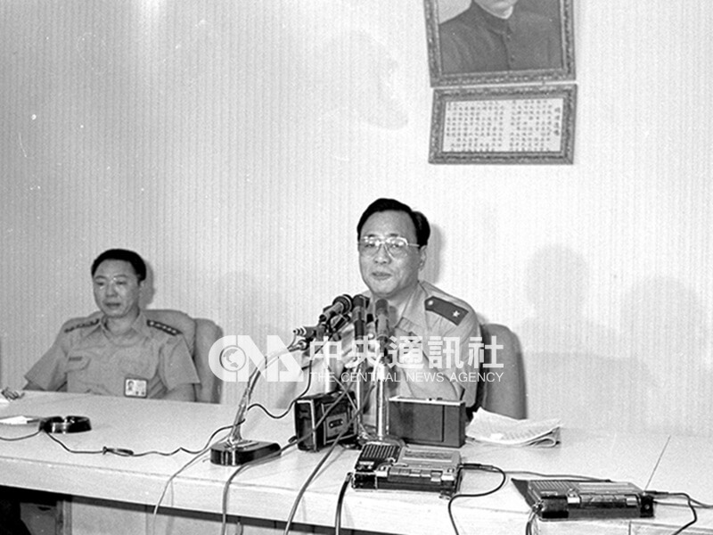民國70 年7月4日，警備總司令部發言人徐梅鄰少將（右）說明陳文成命案相關背景資料。（中央社檔案照片）
