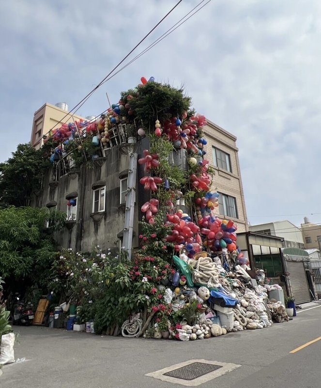 台中市大甲區一棟透天民宅因屋主堆置石頭、彩瓶、浮球等，宛如電影「天外奇蹟」中的彩色氣球屋成為打卡景點，地方居民稱為「石頭屋」。（民眾提供）中央社記者趙麗妍傳真 112年6月30日