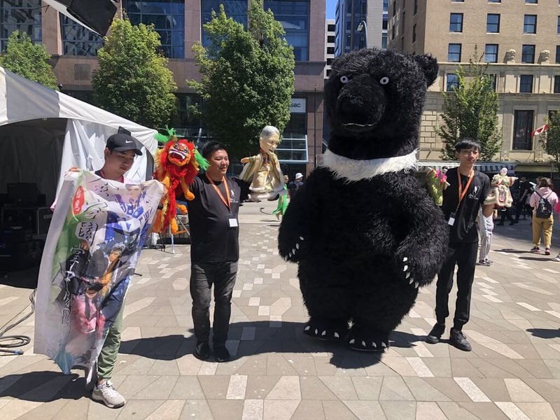 「金宇園掌中劇團」團長趙金統(左2)與團員、戲偶和台灣黑熊亮相,是「2023台灣加拿大藝術文化節」活動中的醒目標的。 (台加藝文節提供)中央社記者程愛芬溫哥華傳真 112年7月1日