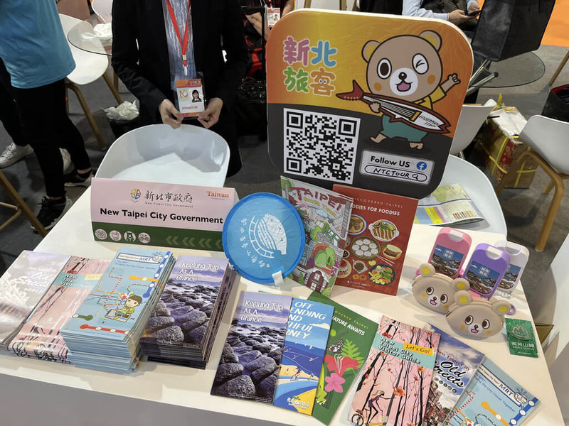 新北市觀光旅遊局攜手業者參加菲律賓Travel Madness Expo(TME)旅展,現場展示發送「北北基桃」北台灣4市文宣摺頁,介紹觀光旅遊圈。(新北市觀旅局提供)中央社記者黃旭昇新北傳真 112年7月1日