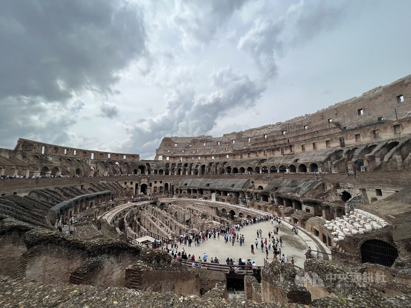 羅馬競技場是歷史上最具傳奇色彩的戰場。全球知名的2位科技富豪馬斯克和祖克柏日前在網路上隔空叫戰，喊話進行鐵籠格鬥大賽一決高下，近期地點選在羅馬競技場。中央社記者陳攸瑋羅馬攝 112年7月1日