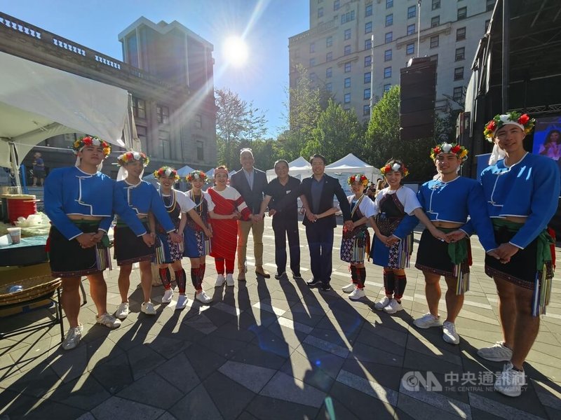 「2023台灣加拿大藝術文化節」有多個來自台灣藝文團體演出，泰雅原舞工坊的精湛舞藝大獲好評，加拿大政要搶著合照。中央社記者程愛芬溫哥華攝  112年7月1日