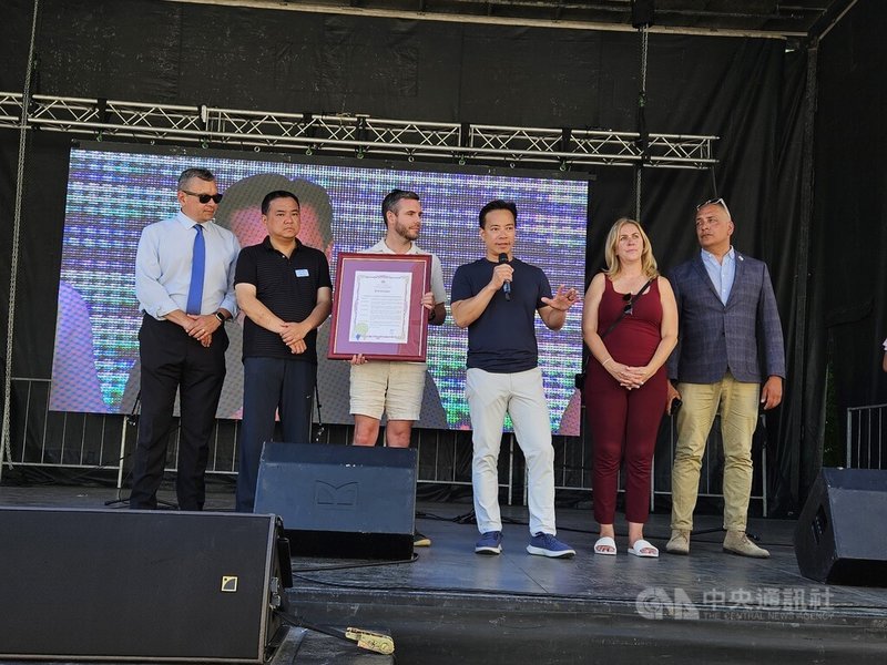 溫哥華市長沈觀健(右3)和市議員等高度讚揚台灣社區的貢獻,溫哥華市政府將6月30日訂為「台加文化交流日」,希望未來看到更多藝文合作。中央社記者程愛芬溫哥華攝 112年7月1日