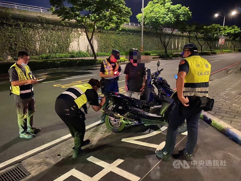 新北市永和警分局在常遭檢舉噪音車的環河東路設置攔查點,執行聯合稽查取締勤務,並配合「青春專案」,加強取締改裝車燈、未裝設排氣管、無照駕駛等行為。圖為警方攔查情形。(翻攝畫面)中央社記者黃旭昇新北市傳真 112年7月1日