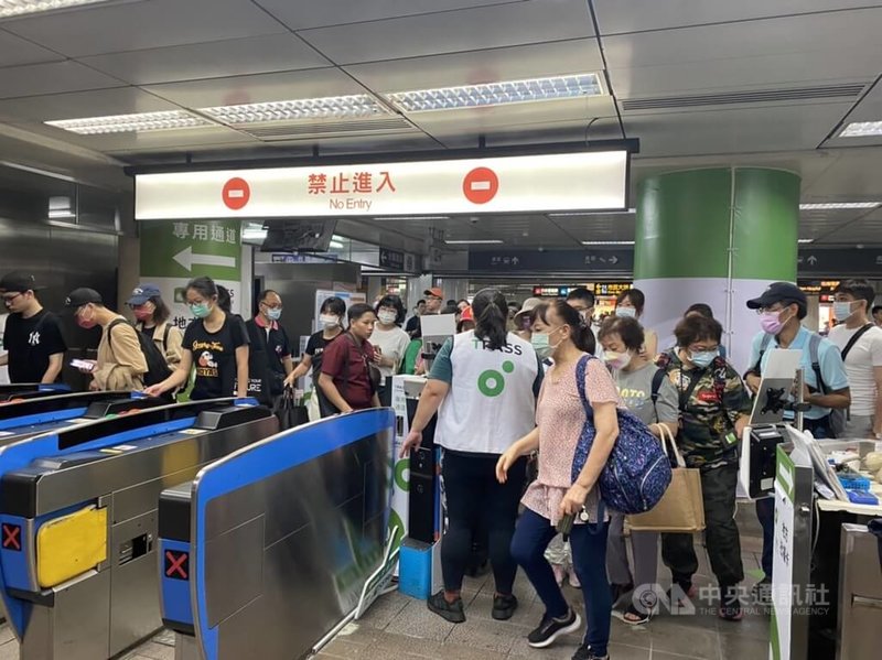 行政院通勤月票TPASS於1日正式上路,台鐵專用通道一度出現壅塞狀況,工作人員立即上前協助。中央社記者余曉涵攝 112年7月1日