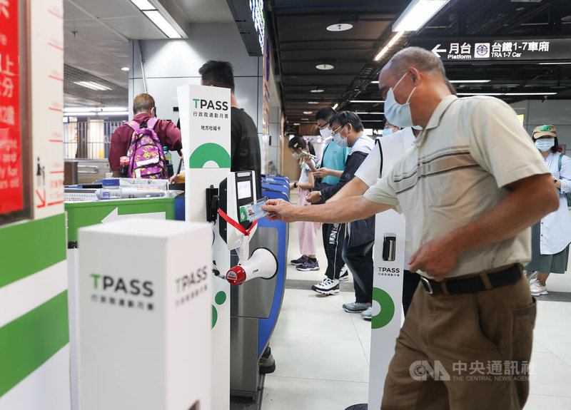 TPASS行政院通勤月票1日正式上路,台鐵台北車站陸續有民眾依指示通過專用通道前往搭車。中央社記者謝佳璋攝 112年7月1日