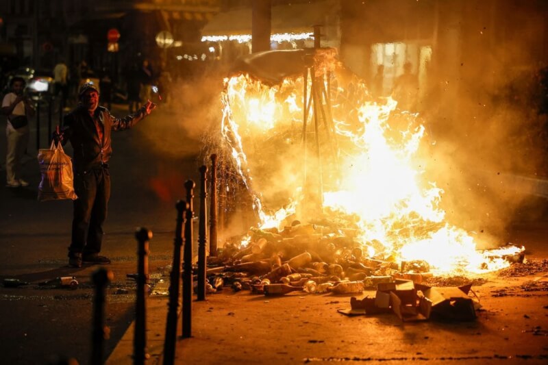 法國一名非裔青少年遭員警射殺引起公憤，掀起連4晚的暴力抗議示威，抗議群眾也放火焚燒車輛與垃圾桶。圖為6月30日街頭抗議畫面。（路透社）