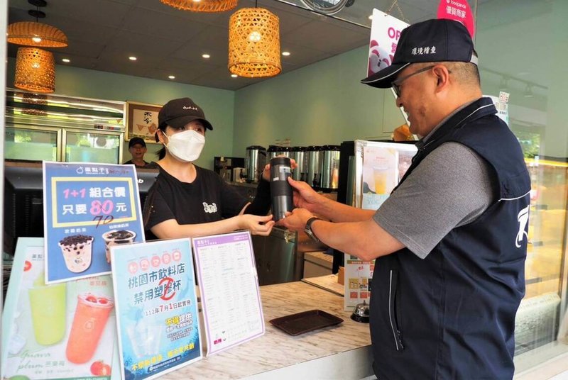 桃園市內飲料業者自1日起不得提供一次性塑膠飲料杯給消費者，新制上路首日環保局派員稽查94家業者，全數符合規定。（桃園市環保局提供）中央社記者葉臻傳真  112年7月1日