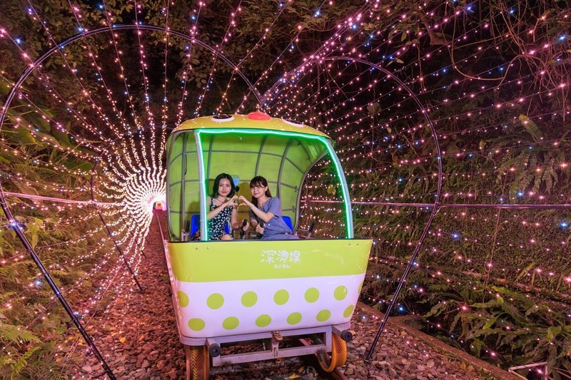 新北市政府觀光旅遊局表示,深澳鐵道自行車星光班次7月1日起至8月31日每日加開6班於夜間營運,光彩奪目的愛心燈海廊道是夜間班次最受歡迎的場景之一,浪漫氛圍適合與家人朋友體驗。(新北市觀光旅遊局提供)中央社記者黃旭昇新北傳真 112年7月1日