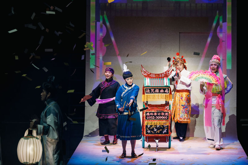 台灣自製音樂劇「勸世三姊妹」舞台規模升級，歌舞陣容浩大，透過動感舞台包裝台灣傳統幾乎快沒落的牽亡習俗。（躍演劇團提供）中央社記者趙靜瑜傳真  112年7月1日