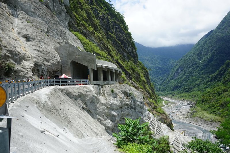 花蓮縣秀林鄉銅門村1號隧道是通往慕谷慕魚要道路，因崩塌封閉7年，中央全額補助修復經費，增設明隧道、排水及護坡等建設，1日完工通車。中央社記者張祈攝  112年7月1日