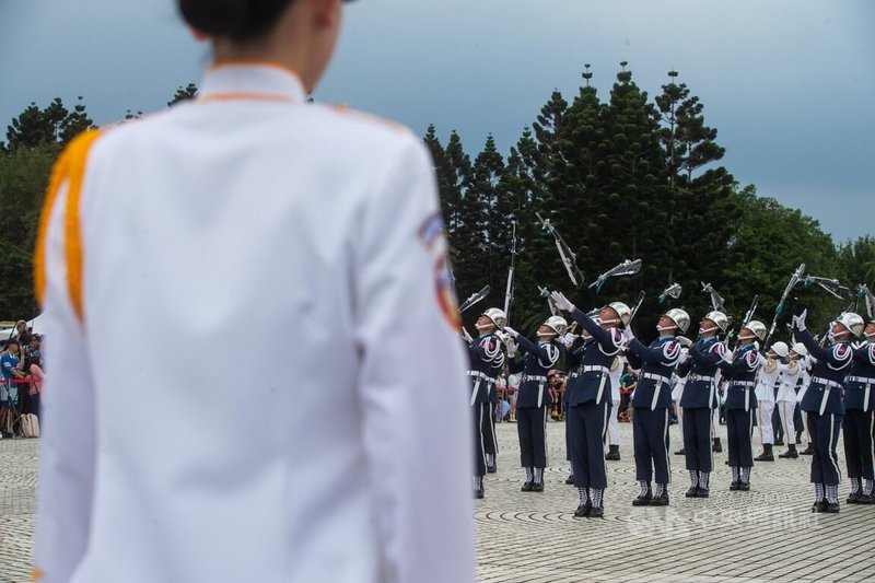 國防部三軍儀隊1日下午在國家兩廳院藝文廣場展演,並大秀操槍技術,吸引許多民眾觀看。中央社記者遊凱翔攝 112年7月1日