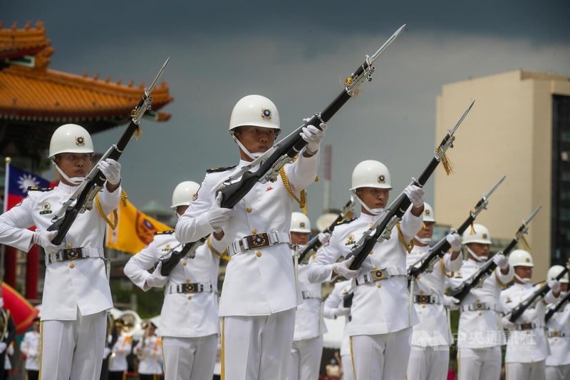 國防部三軍儀隊1日下午在國家兩廳院廣場展演,並大秀操槍技術,吸引許多民眾觀賞,圖為海軍儀隊秀操槍。中央社記者遊凱翔攝 112年7月1日