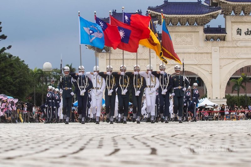 國防部三軍儀隊1日下午在國家兩廳院廣場展演,圖為儀隊列隊進場,吸引許多民眾觀賞。中央社記者遊凱翔攝 112年7月1日