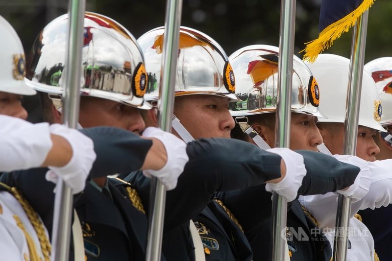 國防部三軍儀隊1日下午在國家兩廳院廣場展演,並大秀操槍技術,吸引許多民眾觀賞。中央社記者遊凱翔攝 112年7月1日