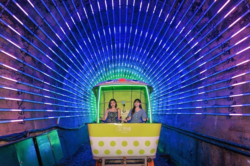 新北市政府觀光旅遊局表示,深澳鐵道自行車星光班次7月1日起至8月31日每日加開6班於夜間營運,隧道內如萬花筒般絢麗的光雕帶來豐富的視覺享受,搭配著星光點點,讓遊客彷彿身處在夢境般。(新北市觀光旅遊局提供)中央社記者黃旭昇新北傳真 112年7月1日