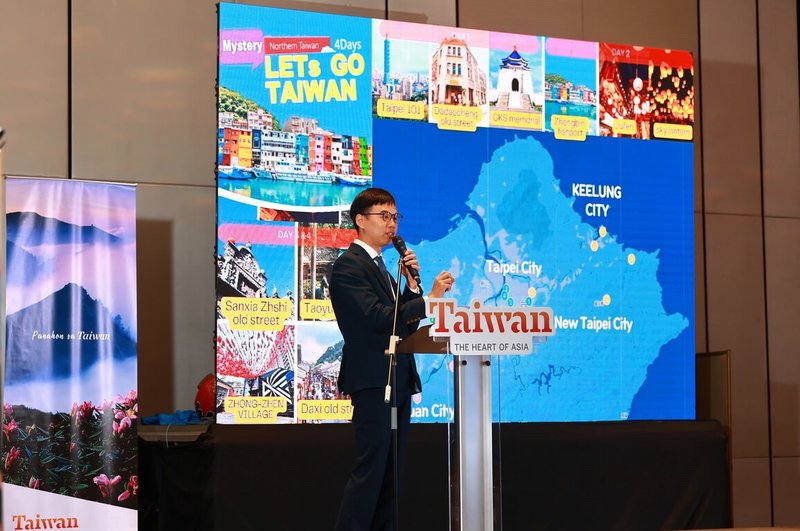 新北市觀光旅遊局攜手業者參加菲律賓Travel Madness Expo(TME)旅展,市府觀旅局觀光企劃科股長林其徹(圖)於觀光推廣會簡報介紹北北基桃觀光旅遊圈。(新北市觀旅局提供)中央社記者黃旭昇新北傳真 112年7月1日