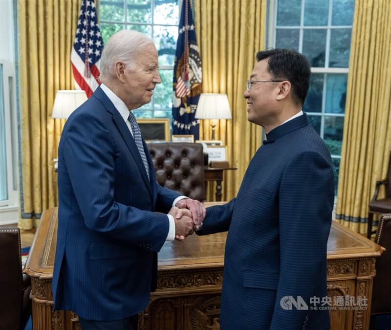 美國總統拜登當地時間6月30日在白宮橢圓形辦公室接受中國新任駐美大使謝鋒遞交國書。（取自中國駐美國大使館官網）中央社 112年7月1日