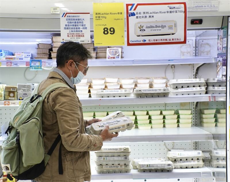 圖為3月30日高雄民眾在賣場選購澳洲冷藏進口雞蛋。（中央社檔案照片）