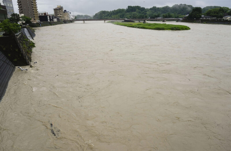 日本山口縣及九州北部地區這兩天受梅雨鋒面影響降下致災大雨，部分地區雨量破紀錄。圖為九州熊本縣球磨川因大雨水位上升。（共同社）