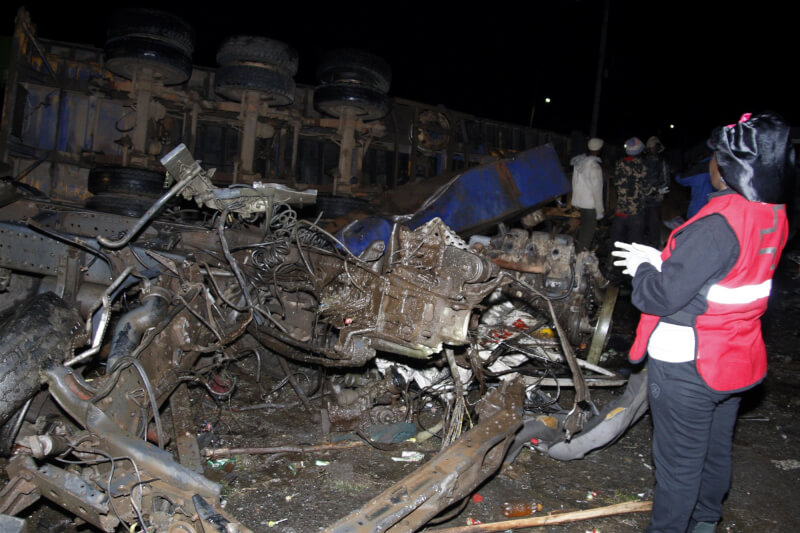 肯亞西部一處繁忙公路路口6月30日發生嚴重車禍，至少48人死亡。（美聯社）